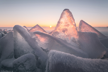 &quot;Байкальские торосы&quot; / На торосах всегда можно найти чистый прозрачный лед, даже если всё вокруг под снегом