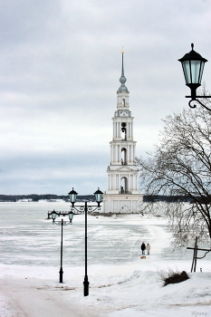 &nbsp; / Калязинская колокольня..после реставрации..Теперь на вершине колокольни работают часы, а на здании появилась подсветка. Для этого на большой глубине пришлось проложить электрические кабели.Колокольню при Никольском соборе построили в 1800 году. В 1940 при искусственном расширении Волги собор был полностью разобран, а колокольня осталась стоять посреди воды...