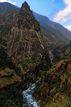 В ущелье / Непал, Гималаи. Река Марсианди