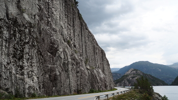 За камнем стен опять маячит цель... / дорога