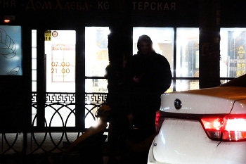 на другой стороне улицы / б.о.