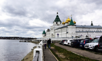 У времени реки извилистое русло... / Костромской Ипатьевский монастырь – главная достопримечательность города Костромы вызывает особый интерес у туристов. Монастырь окружает каменная стена с бойницами и башнями. Он расположен в живописном месте на берегу реки Костромы недалеко от места её впадения в Волгу.