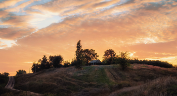 Над пригорком раскинулся вечер. / ...