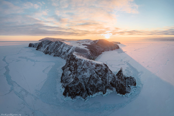 &quot;Мыс Хобой&quot; / Мыс Хобой - северо-восточная оконечность острова Ольхон на Байкале. Вид сверху, панорама с дрона