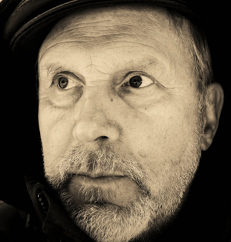 "Посеребрила жизнь слегка височный лоск ..." / "Старость - это самая счастливая пора,
 в этом возрасте уже на все наплевать!
 Кто любит, кто не любит, кто позвонит,
 кто не позвонит, кто бросит, кто оставит
 и так хорошо ..." В. Токарева