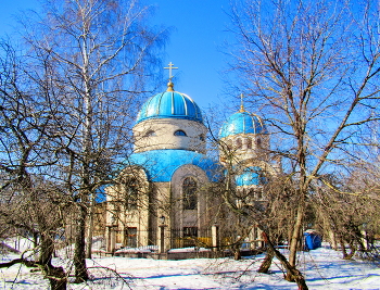 Под голубыми небесами / Храмовый комплекс Троицкого собора в Орехово-Борисове, Москва.