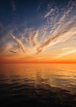 Red horizon / Яркий летний закат в Охотском море.