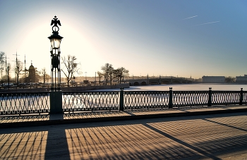 Солнце уже высоко... / по улочкам города