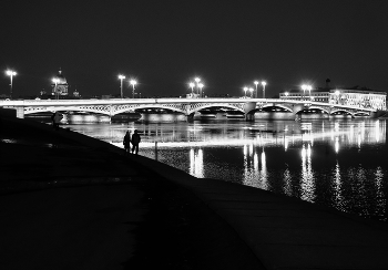 Двое / прогулки по вечернему городу