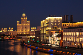 Вечерняя Москва в свете огней / Привычные виды центра Москвы очень преображаются в вечернее время. Прогулка по мостам и набережным чарует. Люблю отражения в Москва-реке и старинную архитектуру.