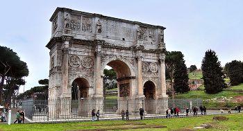 Триумфальная арка Константина / Триумфальная арка Константина— трёхпролётная арка, расположенная в Риме между Колизеем и Палатином на древней Via Triumphalis. Построена в 315 году и посвящена победе Константина над Максенцием в битве у Мильвийского моста 28 октября 312 года. Является позднейшей из сохранившихся римских триумфальных арок, использует элементы декора, снятые с более древних монументов. Кроме того, это единственная в Риме арка, построенная в честь победы не над внешним врагом, а в гражданской войне.