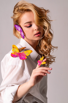 С бабочками / модель Валерия Бабукова
визаж и волосы Мария Гурянова
локация фотостудия «ФотоЦех»