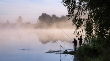 Туман над сонною рекой... / Утро рыбака.