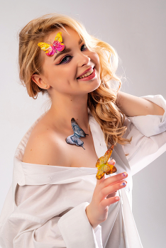 Бабочки и белая рубашка / модель Валерия Бабукова
визаж и волосы Мария Гурянова
локация фотостудия «ФотоЦех»