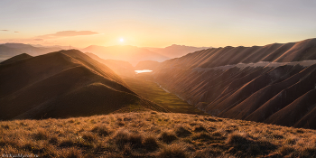 "Вечер в горах Дагестана" / Май в степях среднегорий Дагестана. В то время как степи предгорий уже пожухли, здесь настоящая весна ещё не началась. Холмы зазеленеют только летом