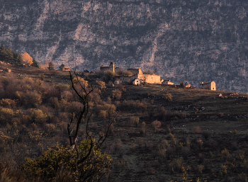 Старая крепость в горах / Ингушетия