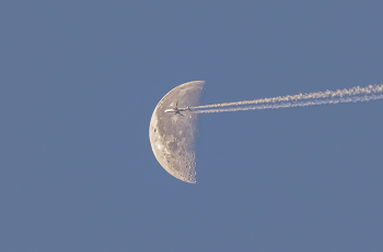точный выстрел / Боинг 737 на фоне Луны