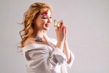Лера и бабочки / модель Валерия Бабукова
визаж и волосы Мария Гурянова
локация фотостудия «ФотоЦех»