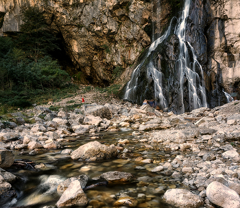 Гегский водопад / Водопад в Абхазии высотой около 70 метров расположен в северных отрогах Гагрского хребта на высоте 530 метров над уровнем моря. Дорога на подъезде к водопаду очень плохая, точнее ее просто нет. Поднимались с водителями из Абхазии на переделанных УАЗпатритах.