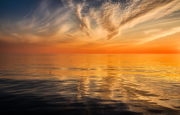 отражения / Летний закат в Охотском море.