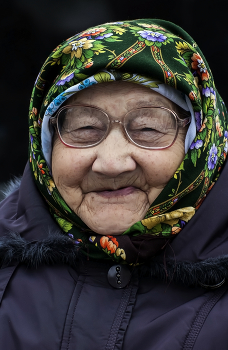 Бабушка Амина / Очки платок