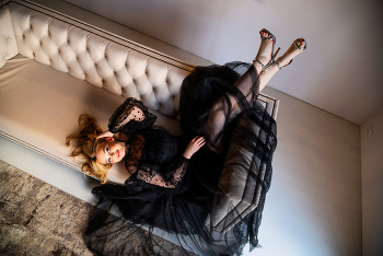Белый диван и чёрное платье / модель Валерия Бабукова
визаж и волосы Валерия Корепина
локация фотостудия «Каталея»