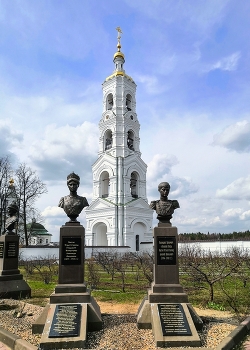 &nbsp; / Николо-Берлюковский монастырь.Одна из самых высоких колоколен России. Вид от аллеи Романовых.