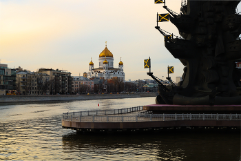 Московские достопримечательности в мягком вечернем свете / Городской вечер у реки с видом на достопримечательности в мягком вечернем свете.