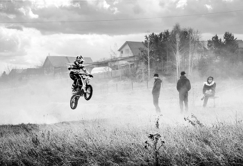 детские игры / тренировка мальчишек мотогонщиков