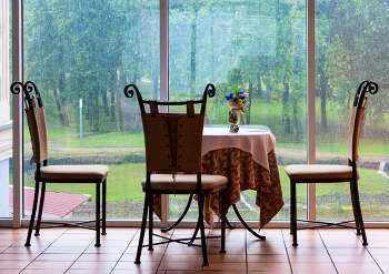 интерьер с дождём / лето, дождь, Псков
