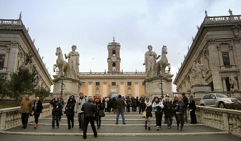Лестница Капитолия / Лестница Капитолия со статуями Диоскуров в Риме и с Сенатским дворцом