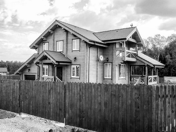 Дом из клееного бруса с гаражом / 2008 г., город Обнинск. 😉 Этот проект примечателен тем, что в тот 2008год (а это были годы экономического спада) развернулась борьба за каждого клиента по строительству и производству домов из клееного бруса). Заказчику в Нарофоминске выполнили эскиз и выдали коммерческое предложение. Он, как это заведено теперь, обратился с этим КП в наш завод. Уже с нашими безплатными эскизами заказчик пропал на 2 недели. НО, ИМЕЯ МНОГОЛЕТНИЙ ОПЫТ РАБОТЫ С ЗАКАЗАМИ ИЗ НОРВЕГИИ И ФИНЛЯНДИИ, я, конечно, занёс некоторые фишки и "узелки" в проект, которые мог разгадать ТОЛЬКО очень ОПЫТНЫЙ КОНСТРУКТОР. И, естественно, заказчик вернулся к нам на завод, ругаясь, что мы его надули, и что наш проект никто не может сделать. Я напомнил ему, что наш проект был выполнен для него БЕСПЛАТНО, и пора платить, и мы Можем по этому объемно- планировочному решению изготовить Домокомплект в ту цену, что была ему выдана в коммерческом предложении.
Заказчику наша игра понравилась и он ещё после этого заказал у нас, кроме данного проекта и Домокомплекта, множество домов. Надо сказать, что клиент был застройщиком поселка.
Вот такая непростая шахматная ситуация бывает в архитектуре.
