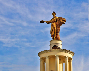 Женщина в облаках / ВДНХ, Скульптура на павильоне Белоруссии