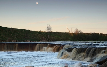 Тосненский большой водопад / Тосненский (Гертовский) водопад — одна из самых впечатляющих и интереснейших достопримечательностей Ленинградской области. Он входит в Саблинский памятник природы. Водопад образовался около 11 000 лет назад и постоянно находится в движении. Ежегодно он перемещается вверх по течению. За время своего существования он прошел путь в 7,5 км.