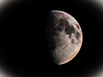 Естественный спутник Земли / Луна́ — единственный естественный спутник Земли. Самый близкий к Солнцу спутник планеты. Среднее расстояние между центрами Земли и Луны — 384 467 км (30 диаметров Земли).
https://ru.wikipedia.org/wiki/%D0%9B%D1%83%D0%BD%D0%B0