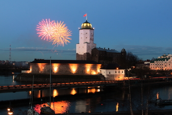 салют на 9 мая / Выборгский замок – старинный «островок» Средневековья на территории Ленинградской области.