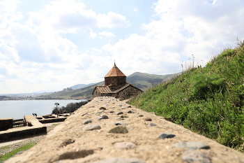 Древние стены в монастыре Севанаванк / Остатки древних стен в монастыре Севанаванк на озере Севан в Армении.