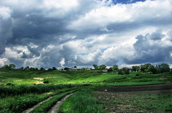 Беспокойное небо... / Бегут по небу облака, а тени по земле...