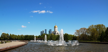 Храм Георгия Победоносца на Поклонной горе / Храм Георгия Победоносца на Поклонной горе — мемориальный храм Московской городской епархии Русской православной церкви, находящийся на Поклонной горе, на территории мемориального комплекса парка Победы, построенного в честь победы в Великой Отечественной войне 1941—1945 годов.