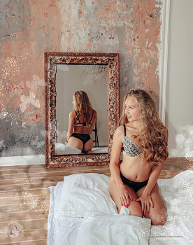 В отражении / 14 августа 2020 года.
Фотосессия проходила в фотостудии "AMORAMOR" г. Екатеринбург.
Модель: Катя Петрова
Фотограф: Анастасия Белякова