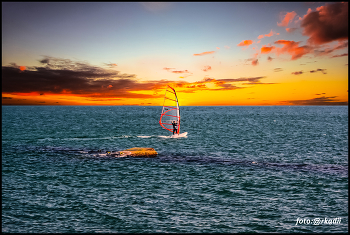 Одинокий виндсёрфер. / Небо,море,