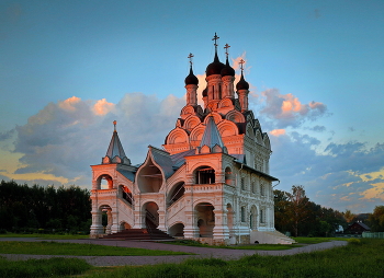 Тайнинское / Храм Благовещения Пресвятой Богородицы в Тайнинском
В 1675 году по указу царя Алексея Михайловича, на месте деревянного храма началось строительство каменной церкви, которое завершилось в 1677 году