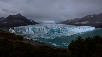 Perito Moreno / Ползущий ледник Перито Морено в Патагонии. Высота над водой от 40 до 70 метров. Незабываемое зрелище. Особенно круто было наблюдать обрушение многотонных глыб льда в воду.