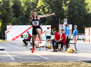 Тройной прыжок / Дарья Нидбайкина стала победительницей соревнований в тройном прыжке в рамках Недели легкой атлетики в Москве.