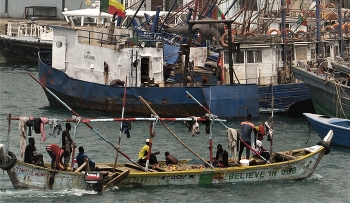 **Возвращение с промысла.* / Бенин,Африка. Рыбаки вернулись в порт, судя по настроению,рыбалка не удалась.