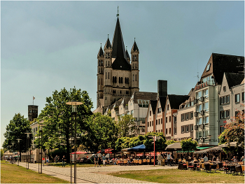 Köln Церковь Святого Мартина (Groß St. Martin) / Церковь была построена в 1220 году как часть монастыря бенедиктинцев и за годы столь долгого существования неоднократно ремонтировалась и перестраивалась. В XIX веке в процессе секуляризации она была отобрана у бенедиктинцев и обращена в обычную приходскую церковь, но в 2009 году состоялась обратная передача в состав монашеского ордена. В результате бомбардировок английской авиации в 1942 году от нее остались лишь руины, но к 1965 году были отстроены башни, а спустя еще 20 лет Святой Мартин полностью открылся для прихожан.