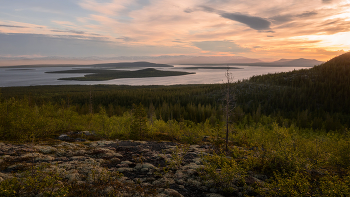 Полуночное солнце / Кольский полуостров. Западные отроги Хибин, озеро Имандра.