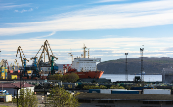 участок порта / «Севморпуть» — советское ледокольно-транспортное судно (лихтеровоз) с атомной силовой установкой 1988 г. постройки.