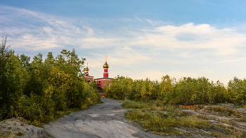 каменной дорогой / дорога к церкви