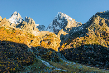 Ущелье Махар / Карачаево-Черкесия.Гора Двузубка-3605 м и гора Нахар-3785 м.Нахарский хребет.